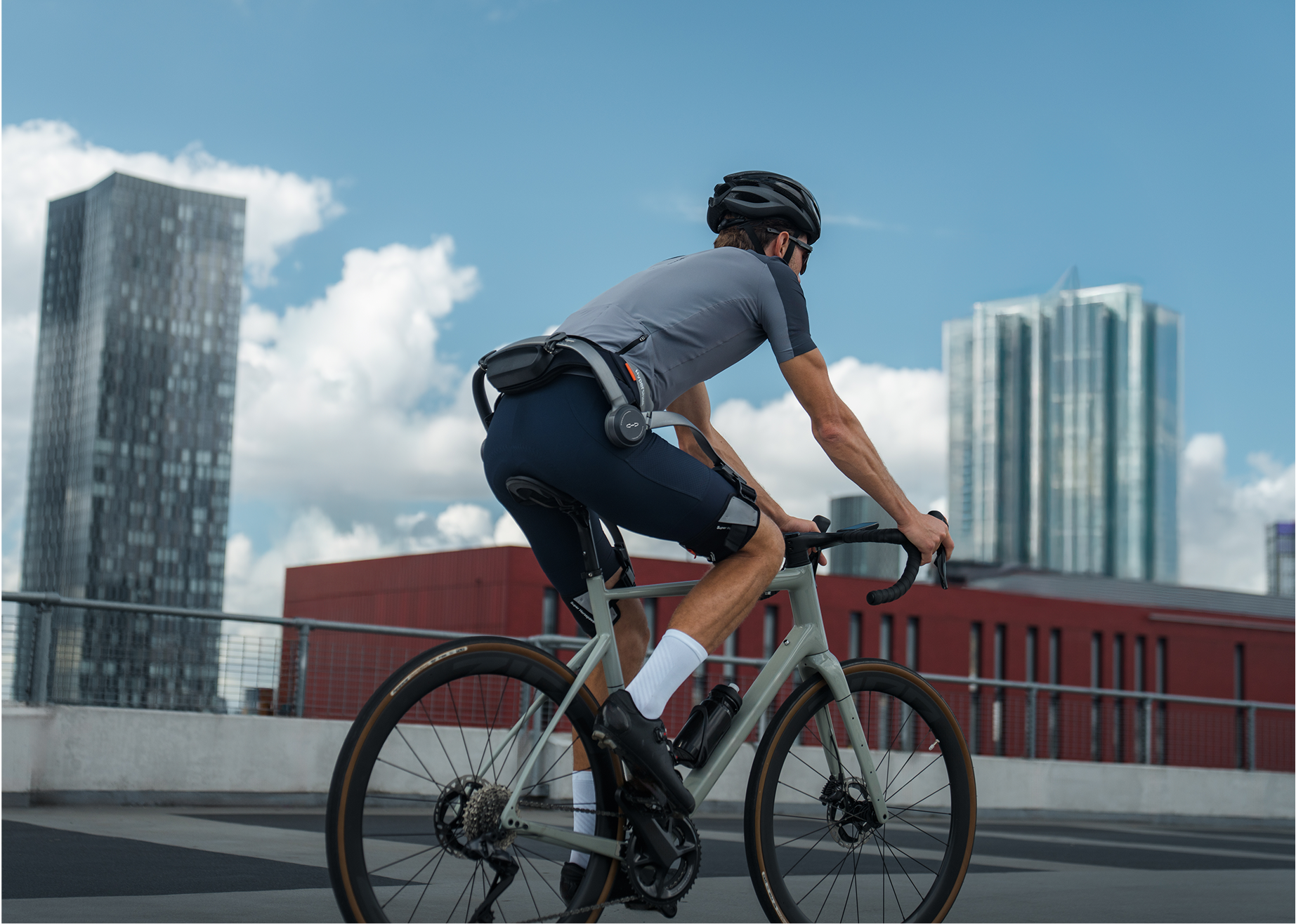 Resistencia en Movimiento: Cómo Hypershell Apoya el Esfuerzo Repetitivo en el Ciclismo